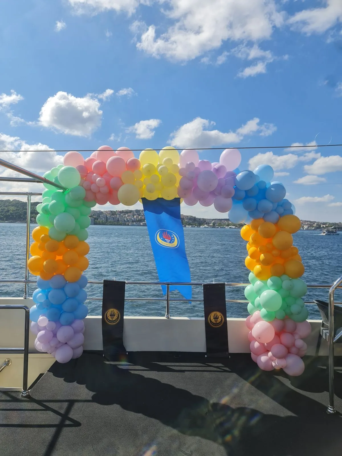 Güvertede doğum günü süslemesi