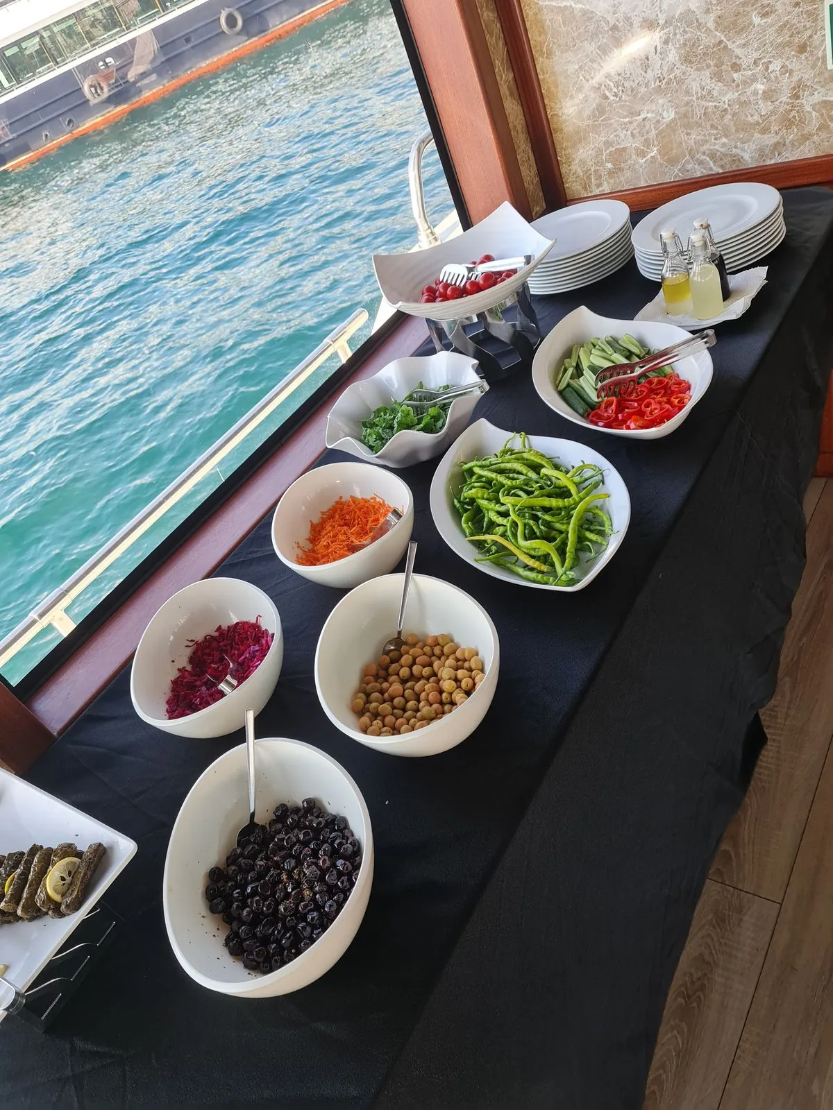 Boğaz manzaralı kahvaltı sunumu