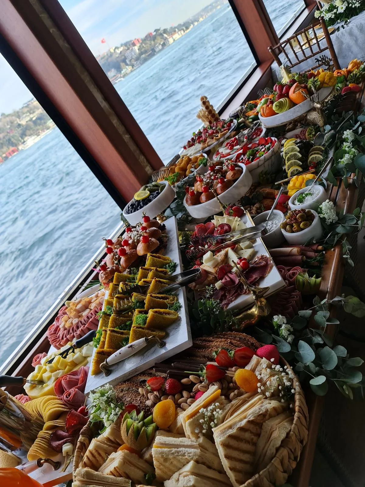 Panoramik camların önünde zengin açık büfe