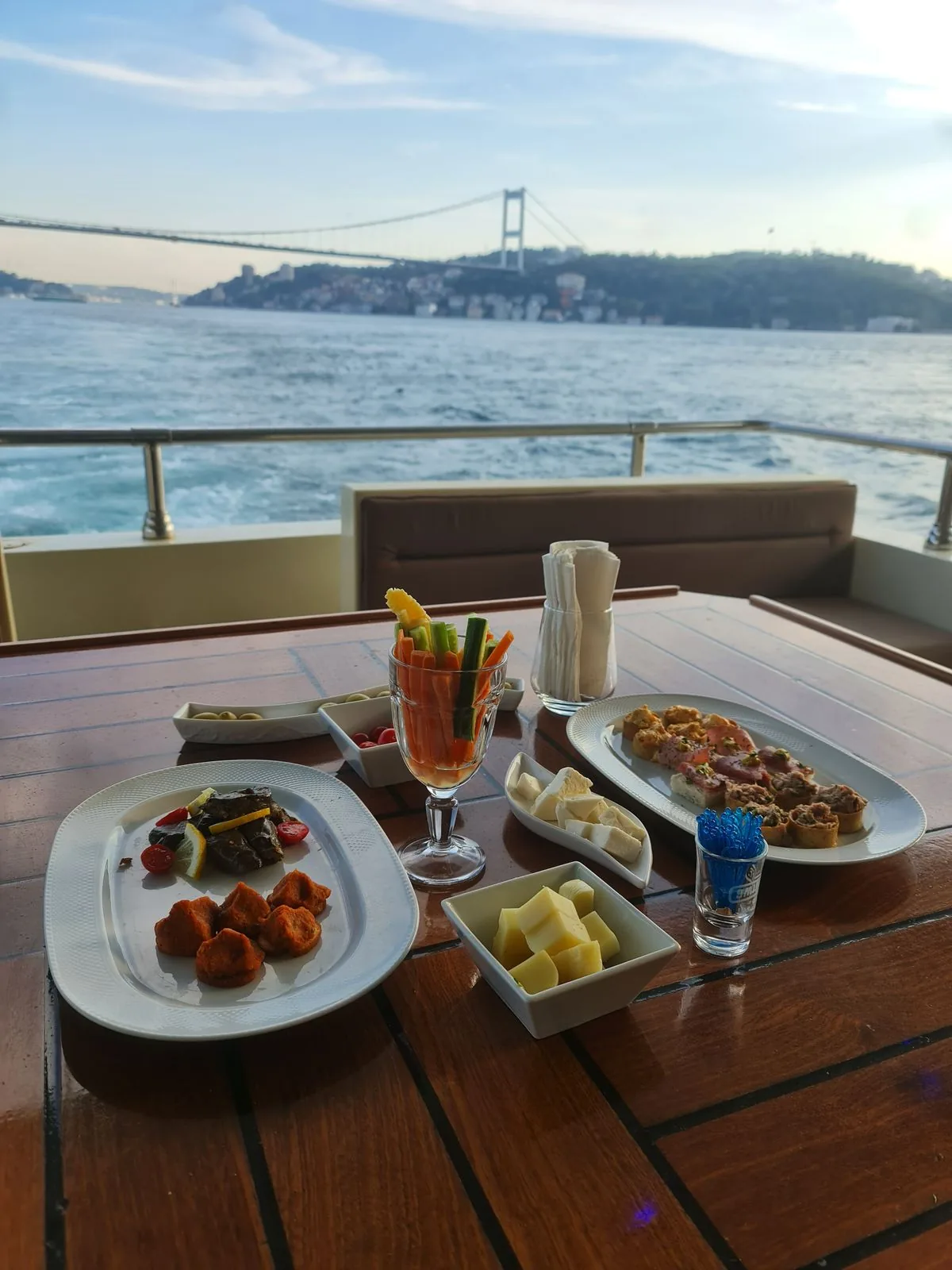 Köprü manzarasına karşı öğle servisi