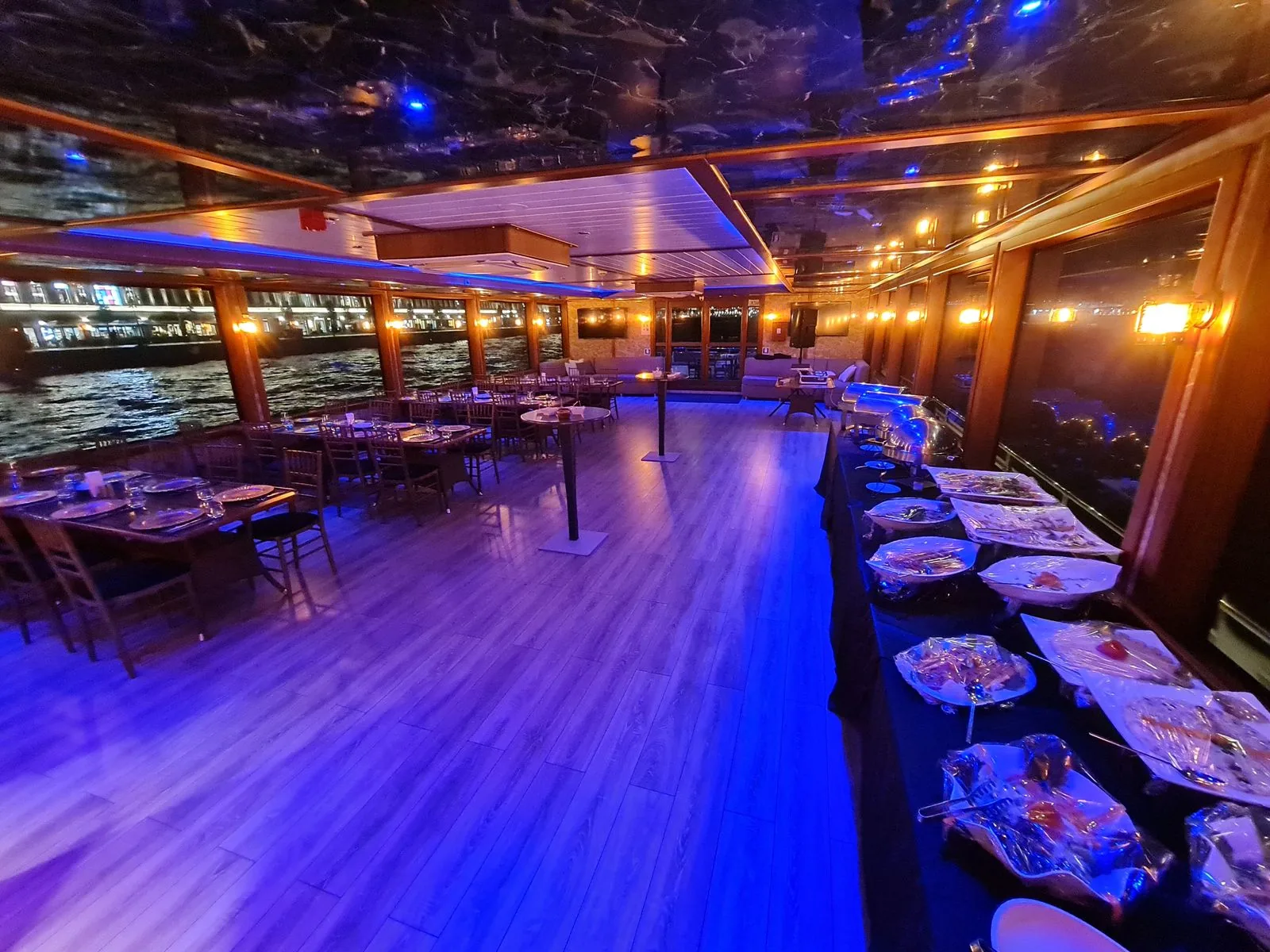 Gece davetinde salon ışıkları