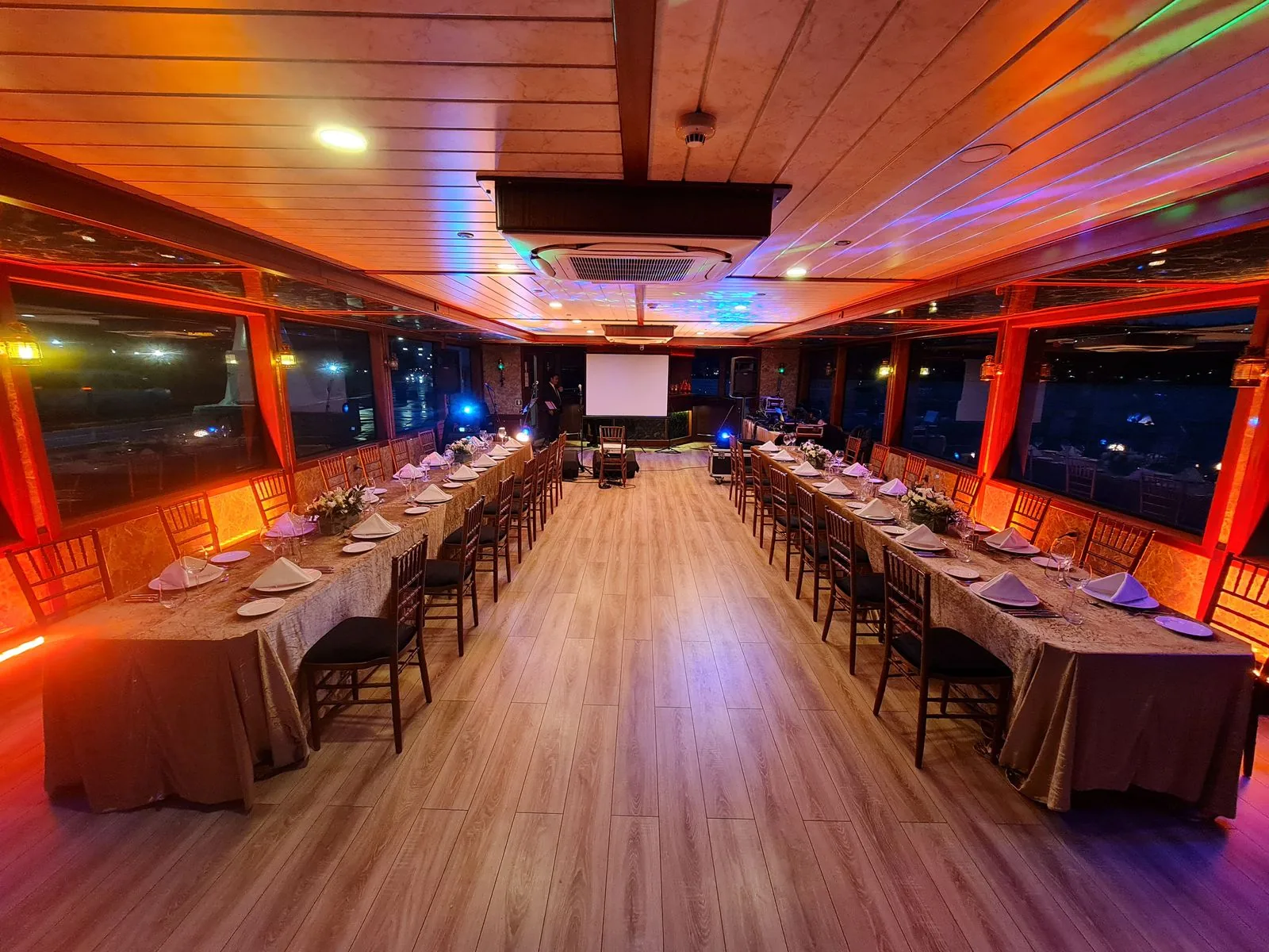 Akşam davetinde salon düzeni
